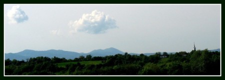 A falu tornya a távolból